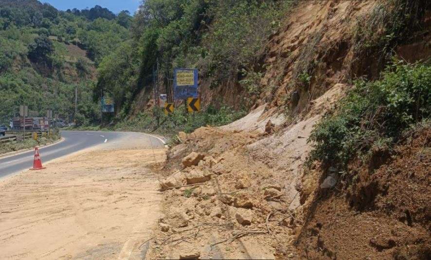 Conred coordina limpieza por derrumbe en carretera Interamericana, Santiago Sacatepéquez