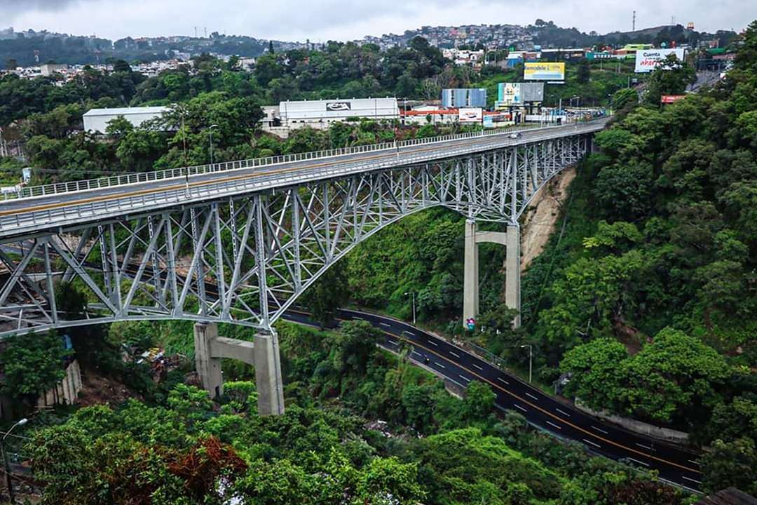 Puente Belice sufre daños significativos en juntas y estribos, según la Conred