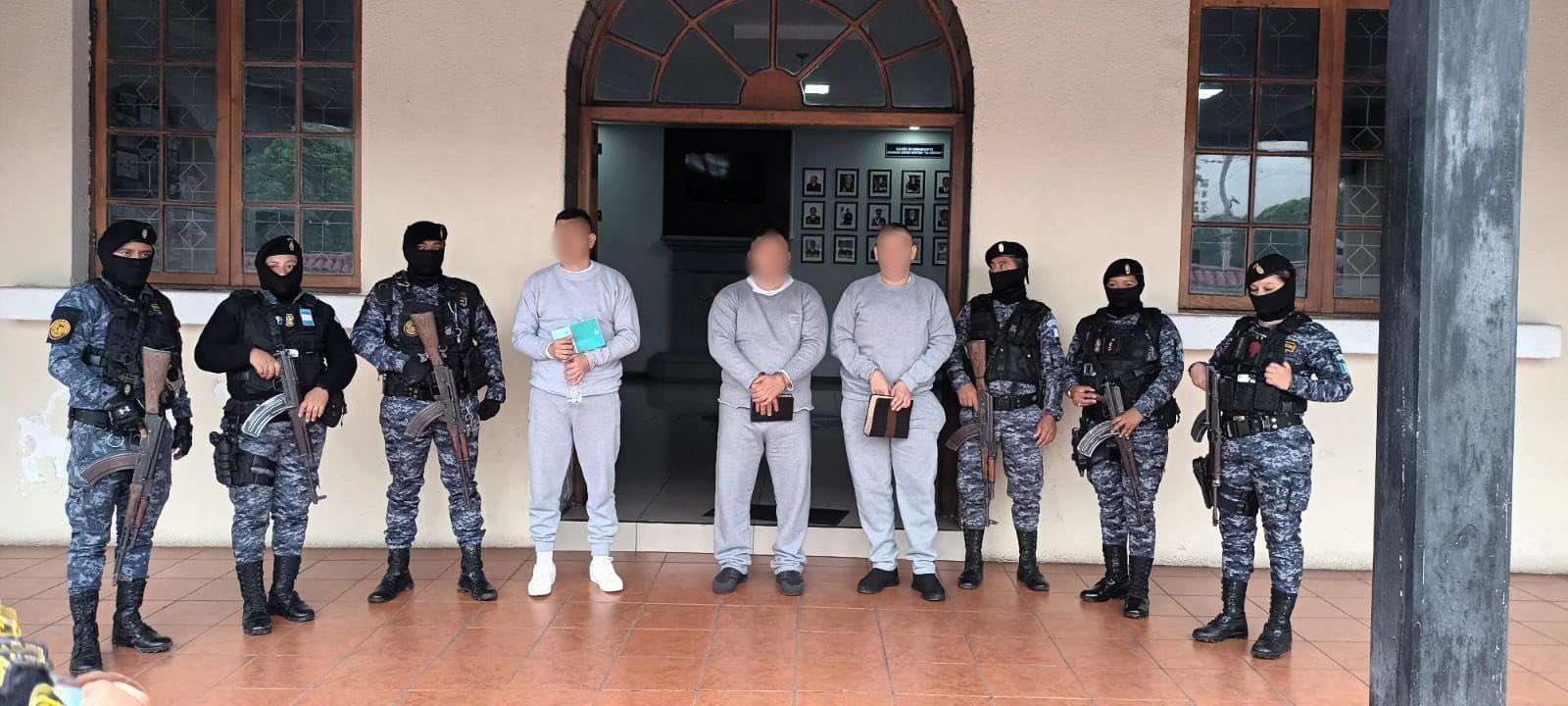 Tres extraditables son trasladados a la Fuerza Aérea Guatemalteca por el Sistema Penitenciario