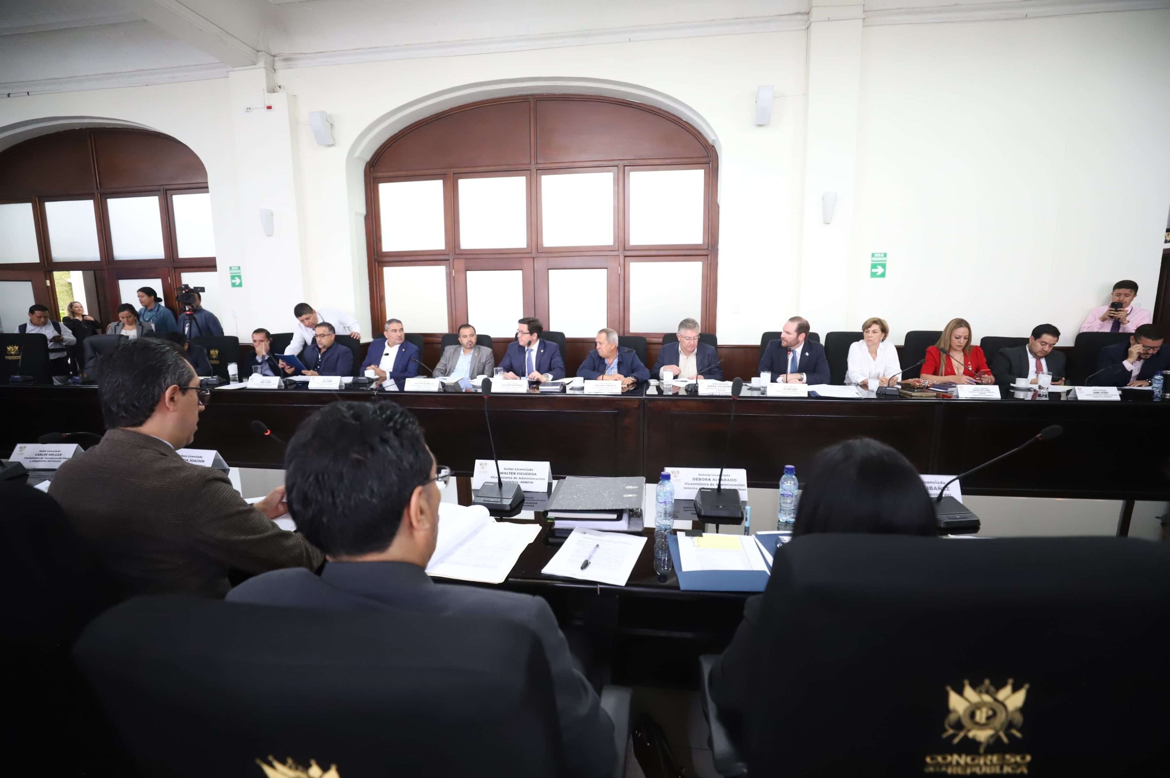 Jonathan Menkos explica plan de uso para ampliación presupuestaria de Q14.4 millones