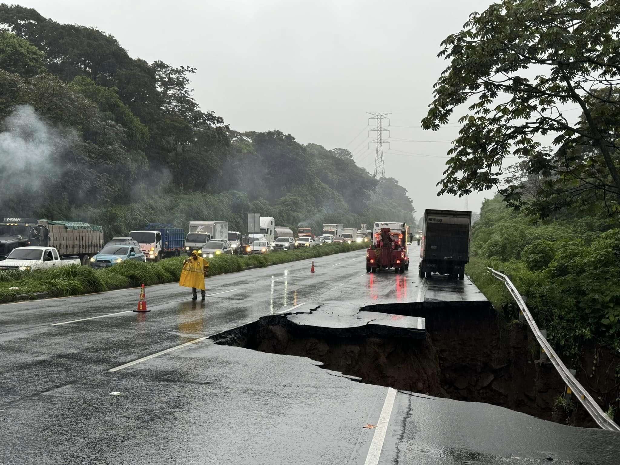 Autopista Palín-Escuintla podría ser transitable en cuatro semanas