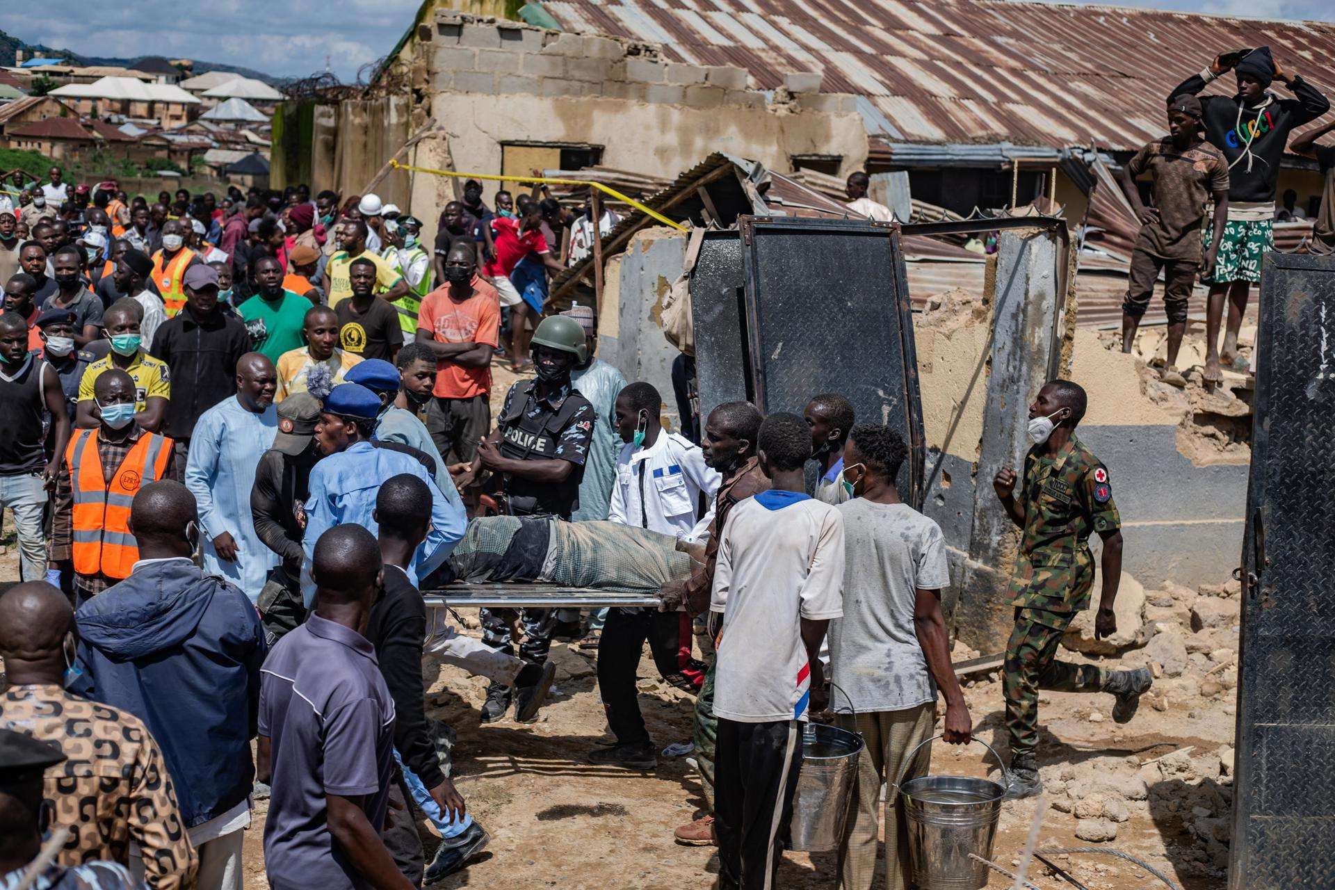 Al menos 12 muertos en el derrumbe de un colegio en el centro de Nigeria