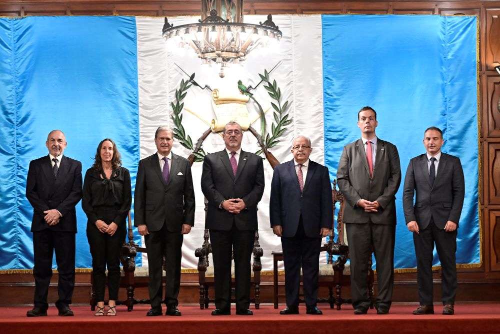 Cinco nuevos embajadores presentan cartas credenciales al Presidente Arévalo
