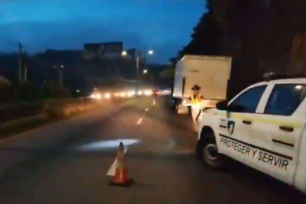 ÚLTIMA HORA | Camión con fallas mecánicas bloquea carril en kilómetro 11 de Carretera a El Salvador