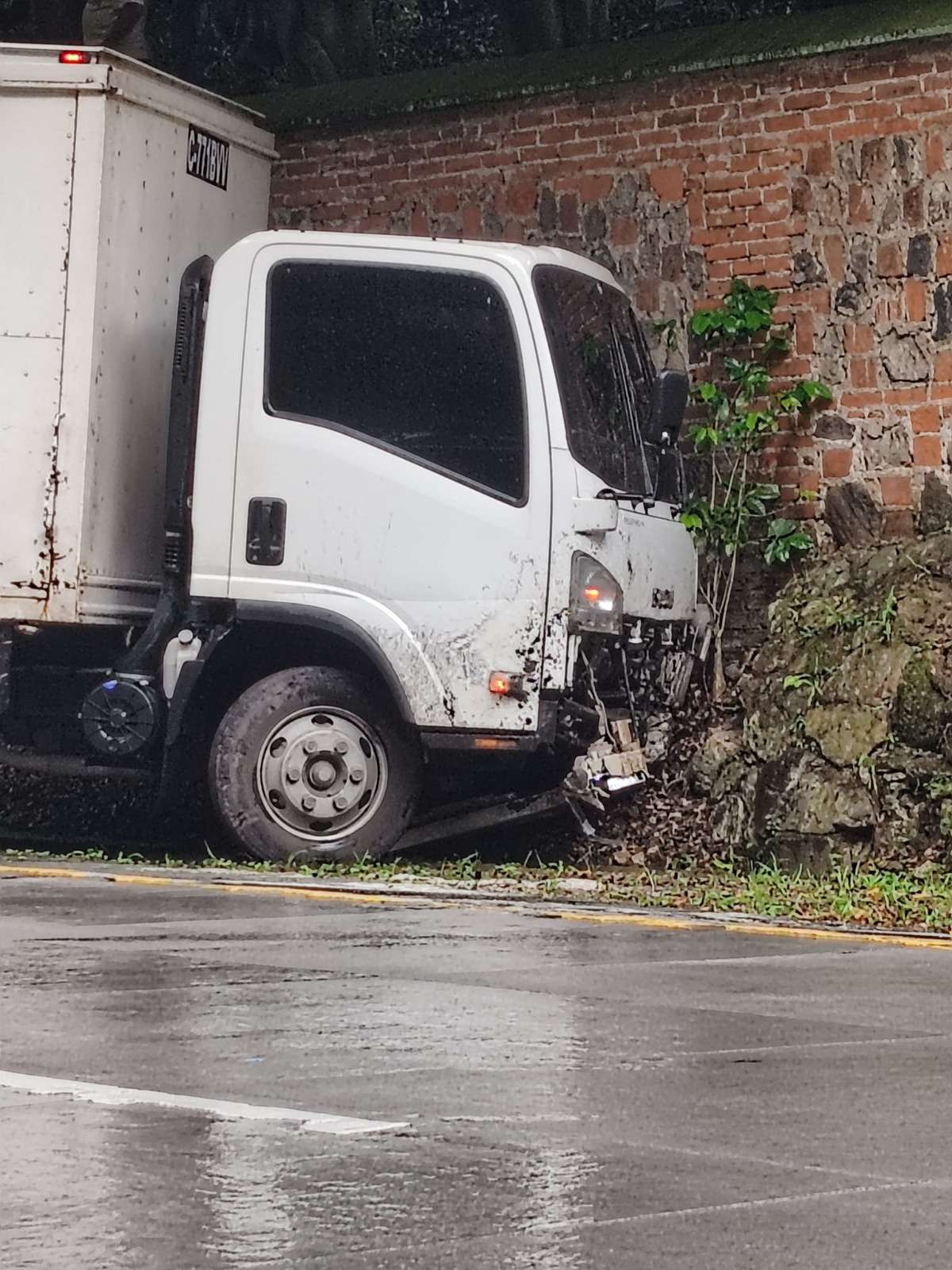 EN IMÁGENES | Derrapan varios vehículos en bajada de Las Cañas