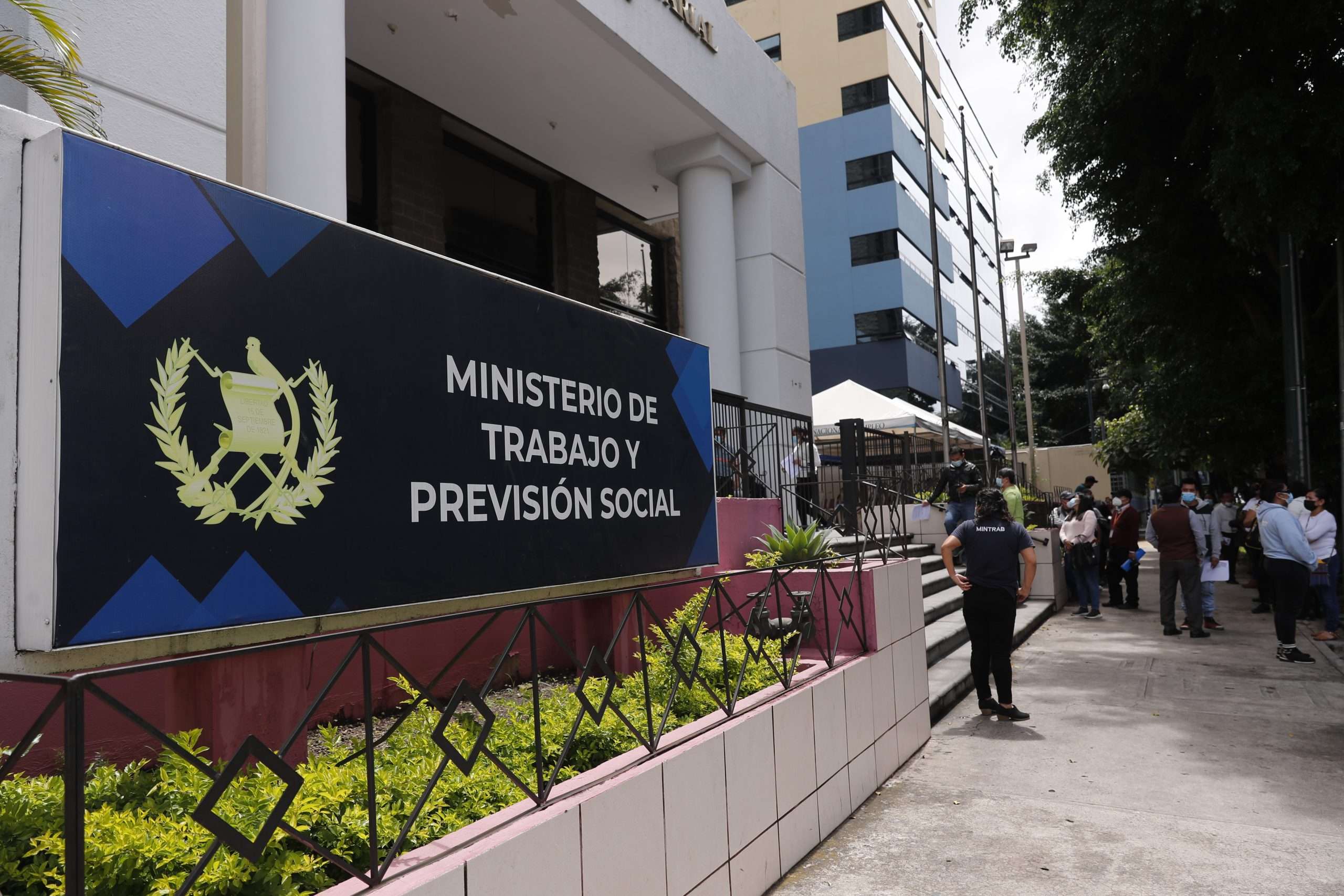 Mintrab inicia operativos para garantizar pago del bono 14 en Guatemala