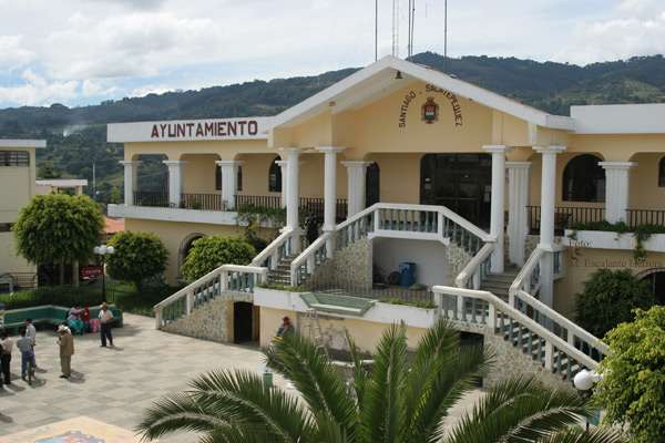Municipalidad de Santiago Sacatepéquez prohíbe alimentar a perros callejeros en el Centro Comercial