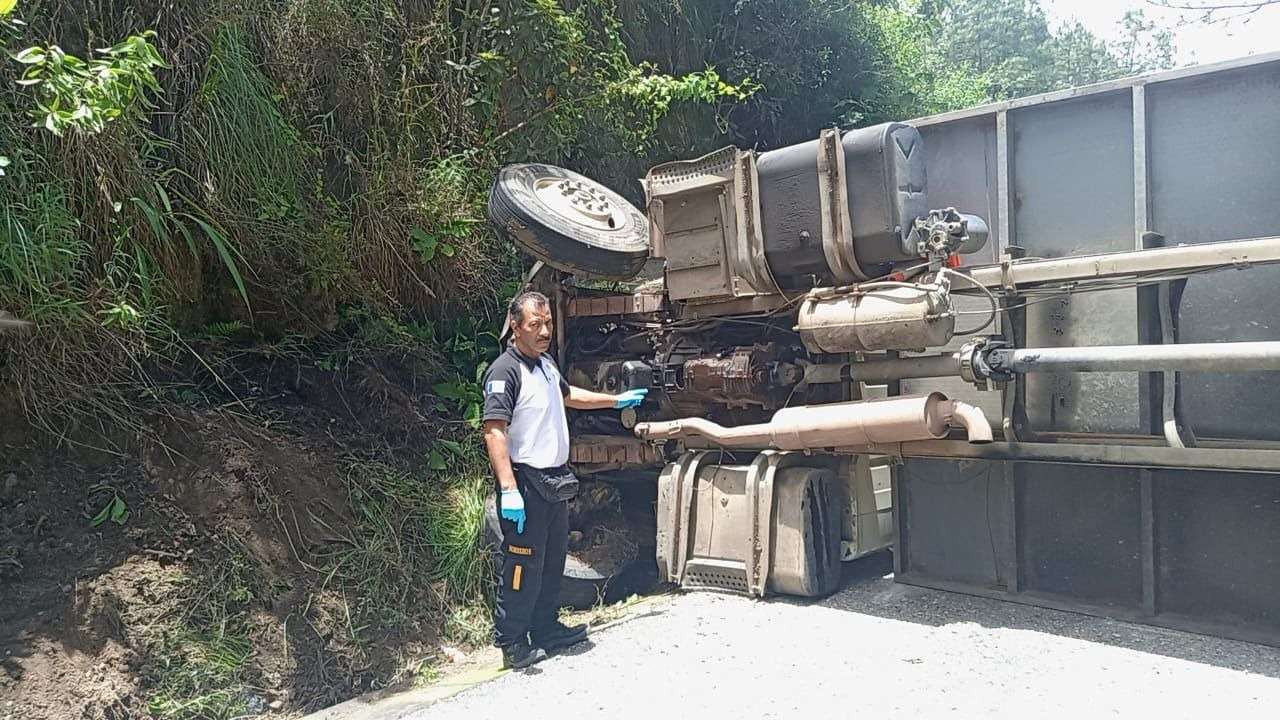 Dos personas resultan heridas al volcar camión en Quiché
