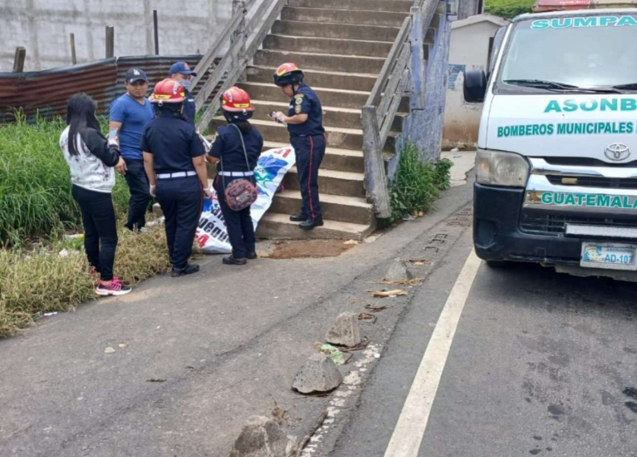ÚLTIMA HORA | Mujer muere por paro cardíaco en la pasarela del kilómetro 42, Sumpango
