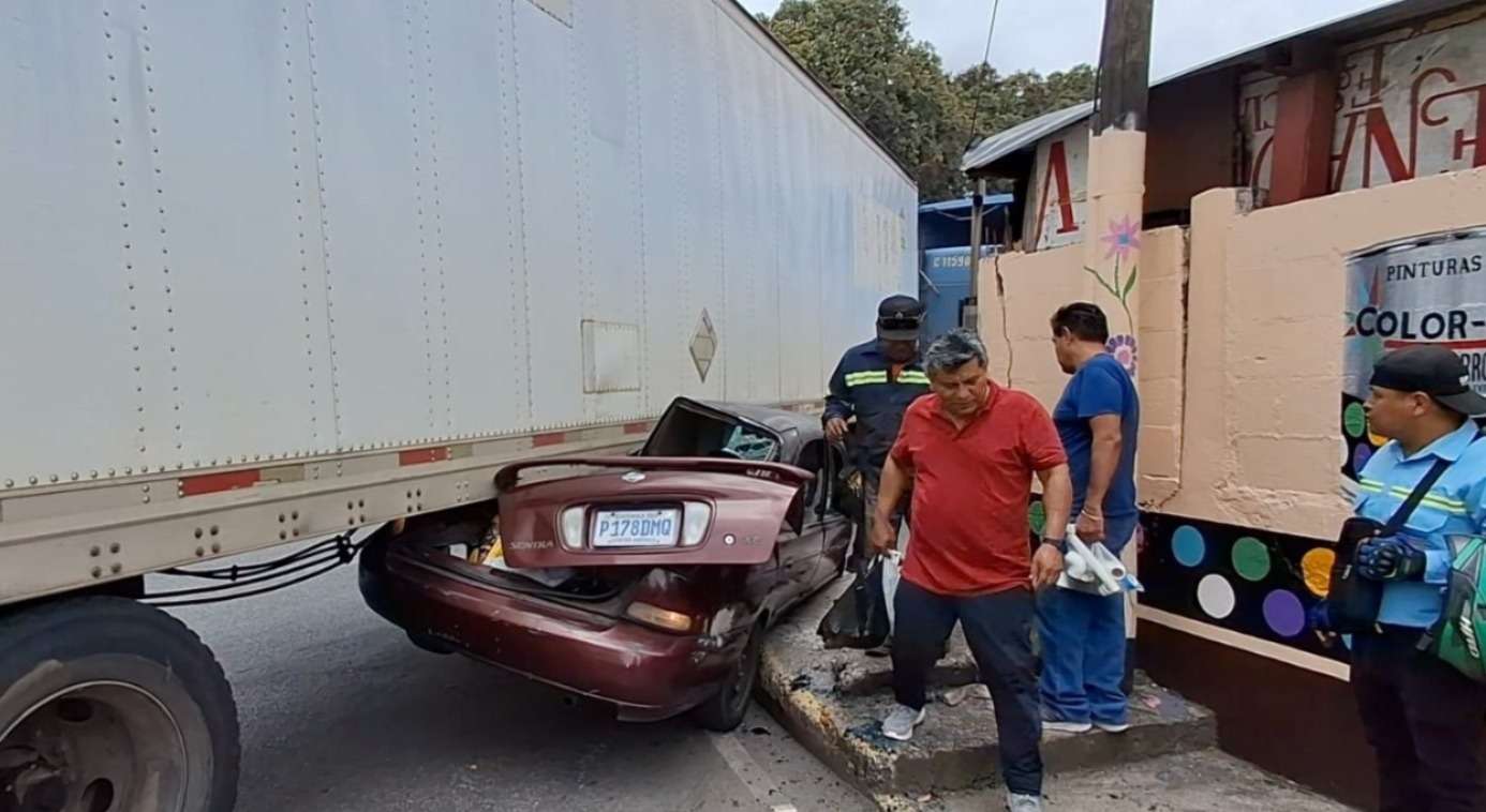 ÚLTIMA HORA | Tráiler choca vehículo dejándolo debajo del furgón en zona 12