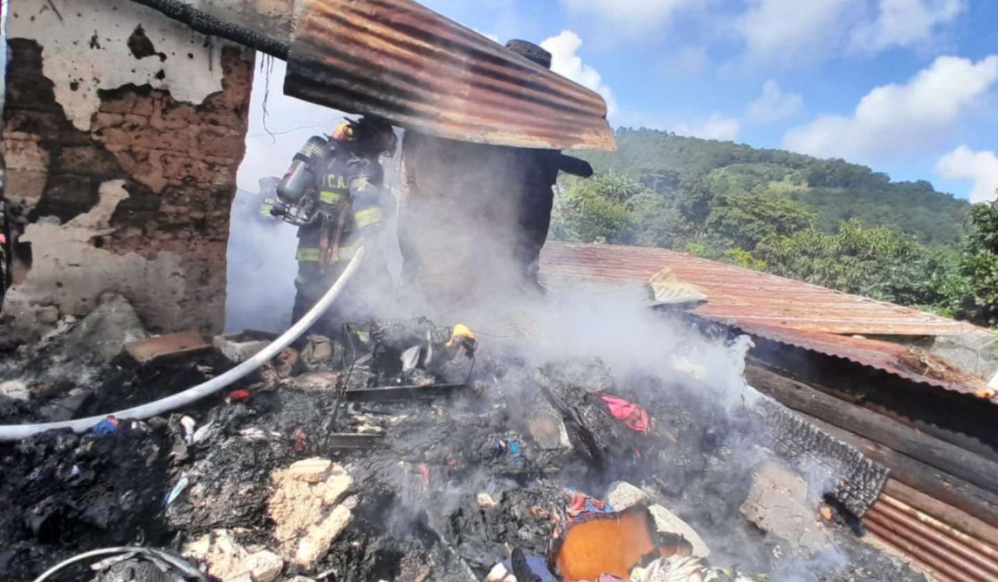 ÚLTIMA HORA | Incendio en San Antonio La Paz destruye dos viviendas