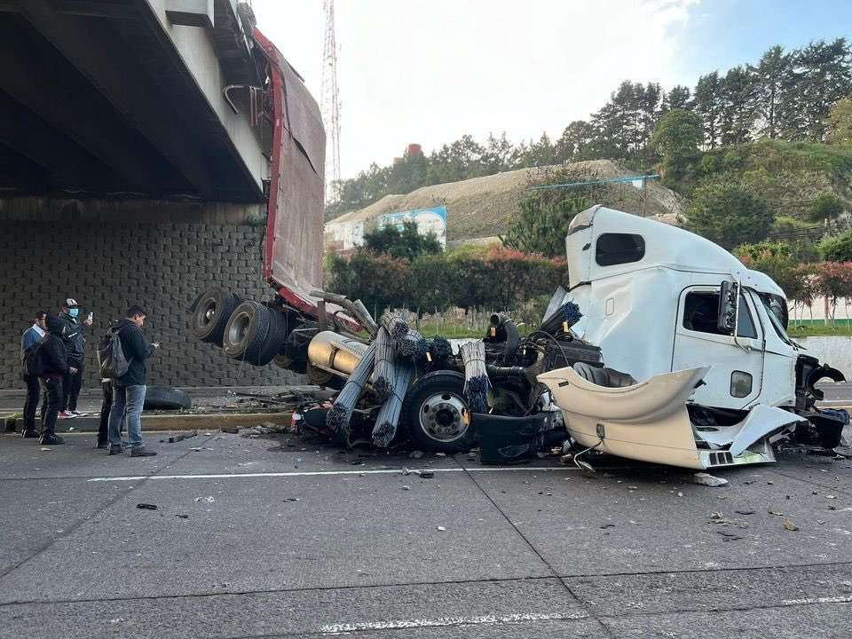 ÚLTIMA HORA | Tráiler cae en paso a desnivel de Las Rosas, zona 5 Xela, motocicleta atrapada