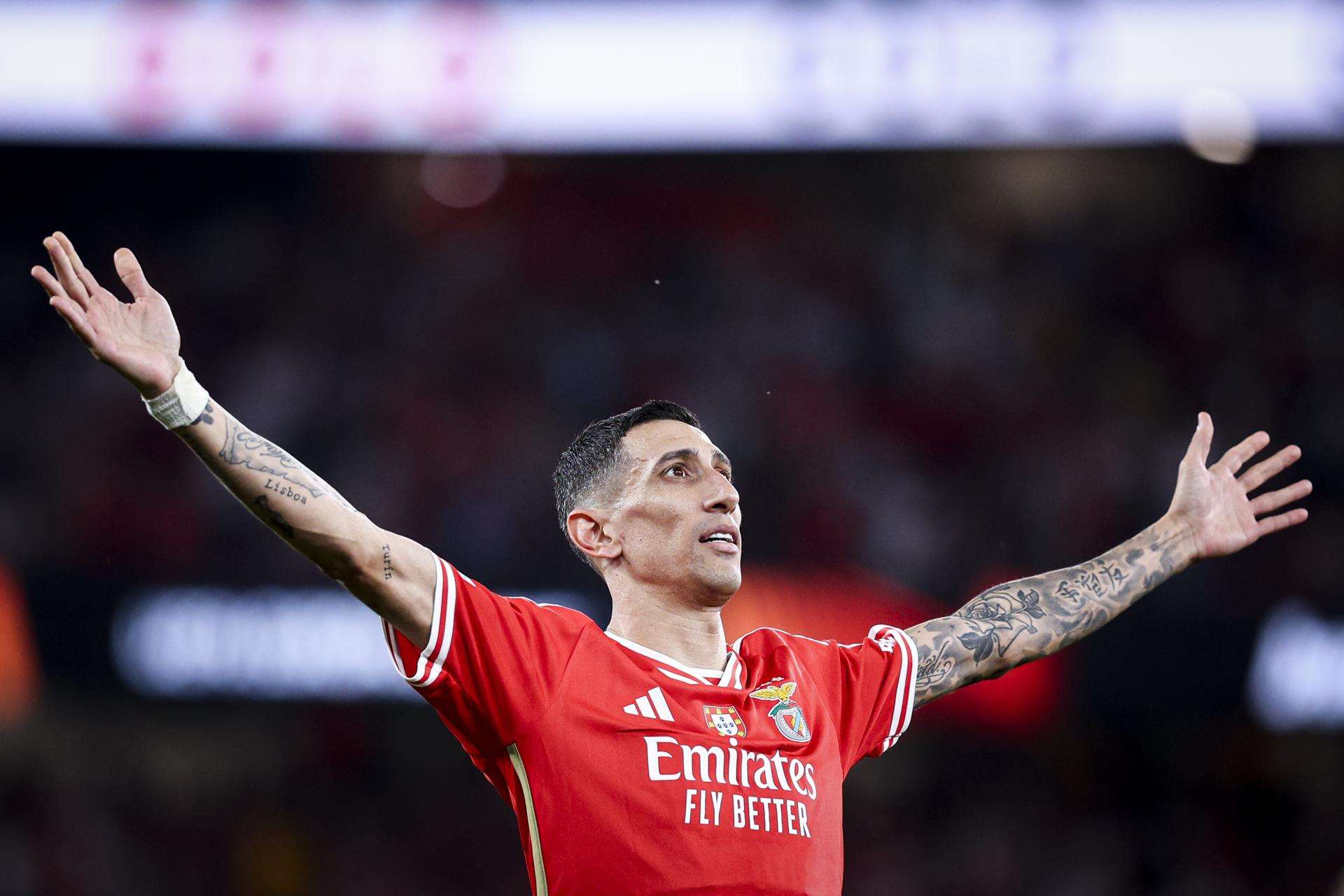 El atacante argentino Ángel Di María, campeón del mundo y de la Copa América con su selección, seguirá esta temporada en el Benfica, según anunció este sábado Rui Costa, presidente del club portugués. "Di María sigue en el Benfica. Ya está anunciado. Se va a quedar en el Benfica, igual que hace un año, cuando Di María vino después del Mundial para firmar un contrato. Ahora ha pasado lo mismo. Di María es jugador del Benfica", anunció en Suiza el dirigente, según recoge la prensa portuguesa. Hace un año, tras quedar libre del Juventus, el extremo de 36 años regresó al Benfica, con el que ha jugado 48 encuentros la pasada temporada, con 17 goles y 13 asistencias.