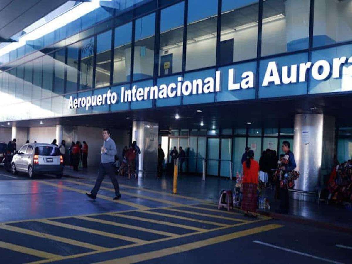 Fallas en sistemas de Microsoft causan demoras en el Aeropuerto Internacional La Aurora