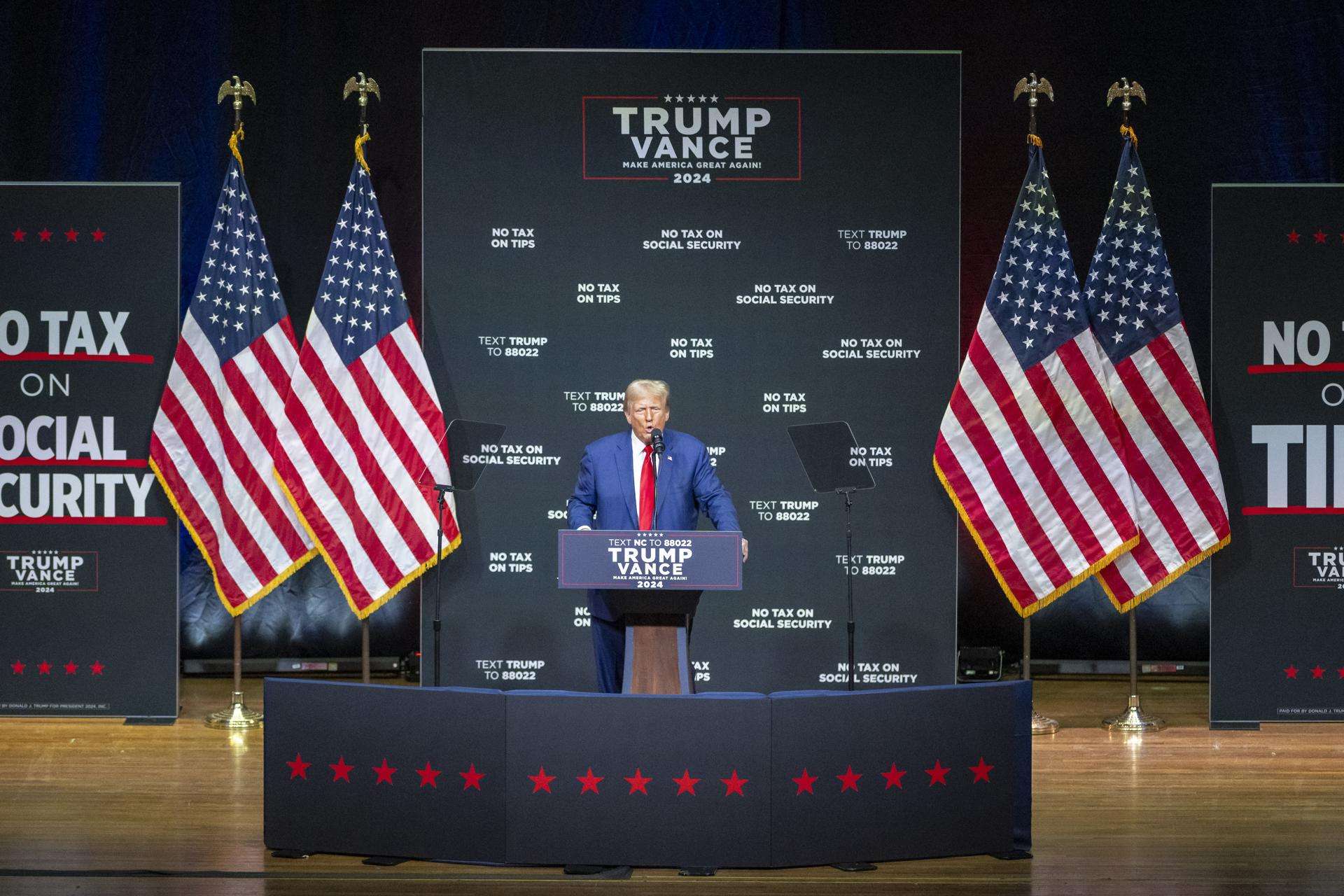 El expresidente y candidato republicano a la Casa Blanca, Donald Trump, anunció este viernes un equipo de "transición" para preparar su hipotética "segunda administración" en caso de que gane las elecciones, que estará presidido por aliados millonarios y familiares.