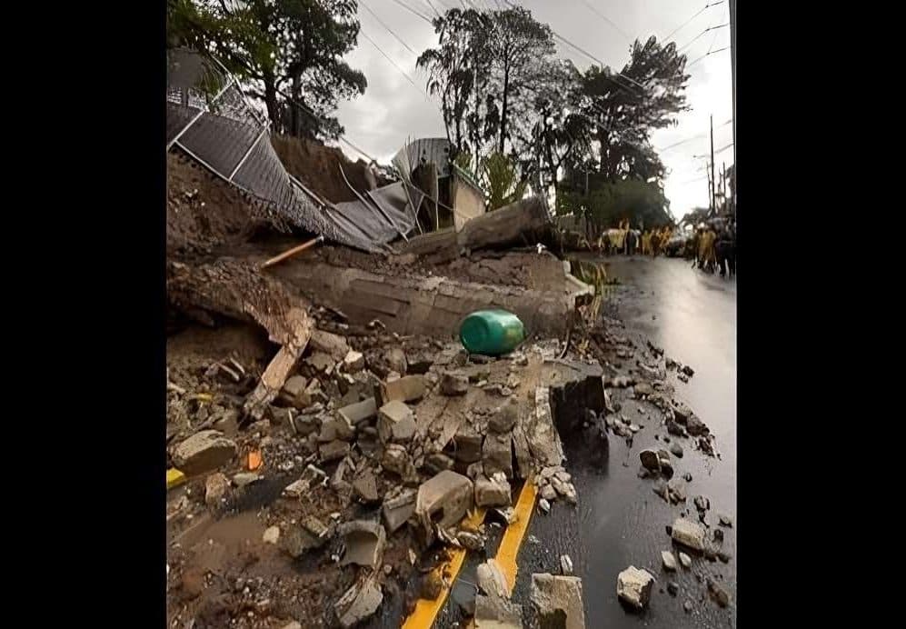 Cierre en Muxbal por derrumbe complica tránsito hacia Carretera a El Salvador