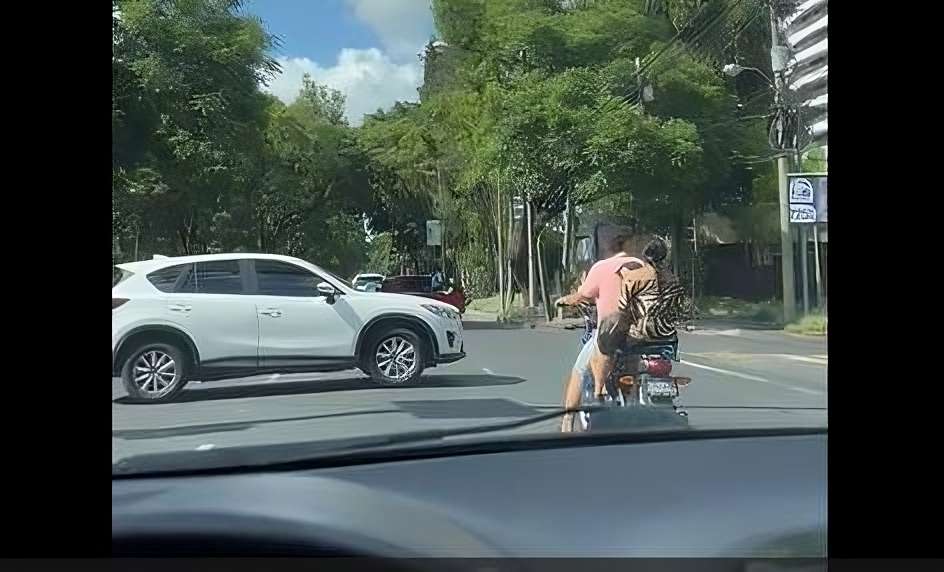 ¡Tres pasajeros y sin cascos! Captan imprudencia de motorista en zona 14