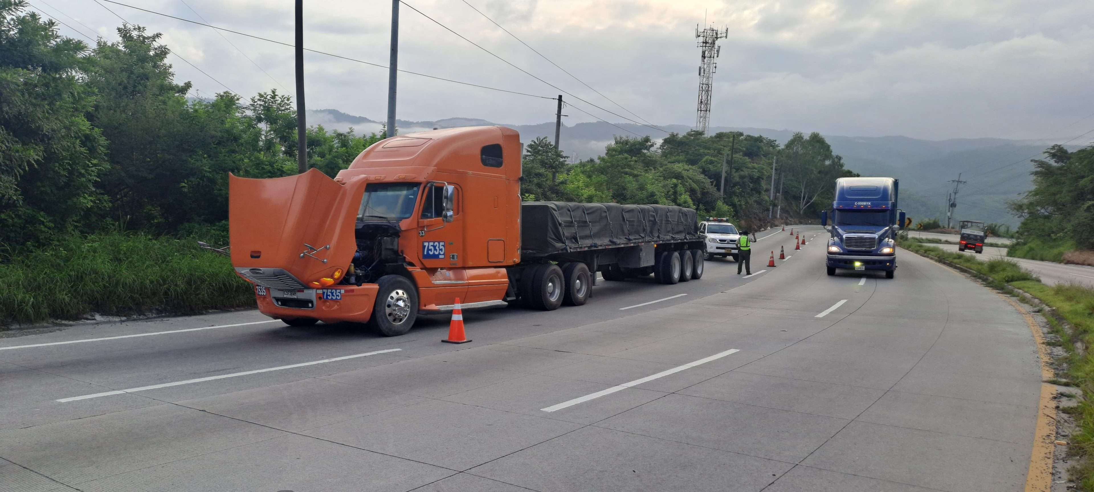 Cabezal con fallas mecánicas obstruye carril en kilómetro 43.5 de la ruta al Atlántico