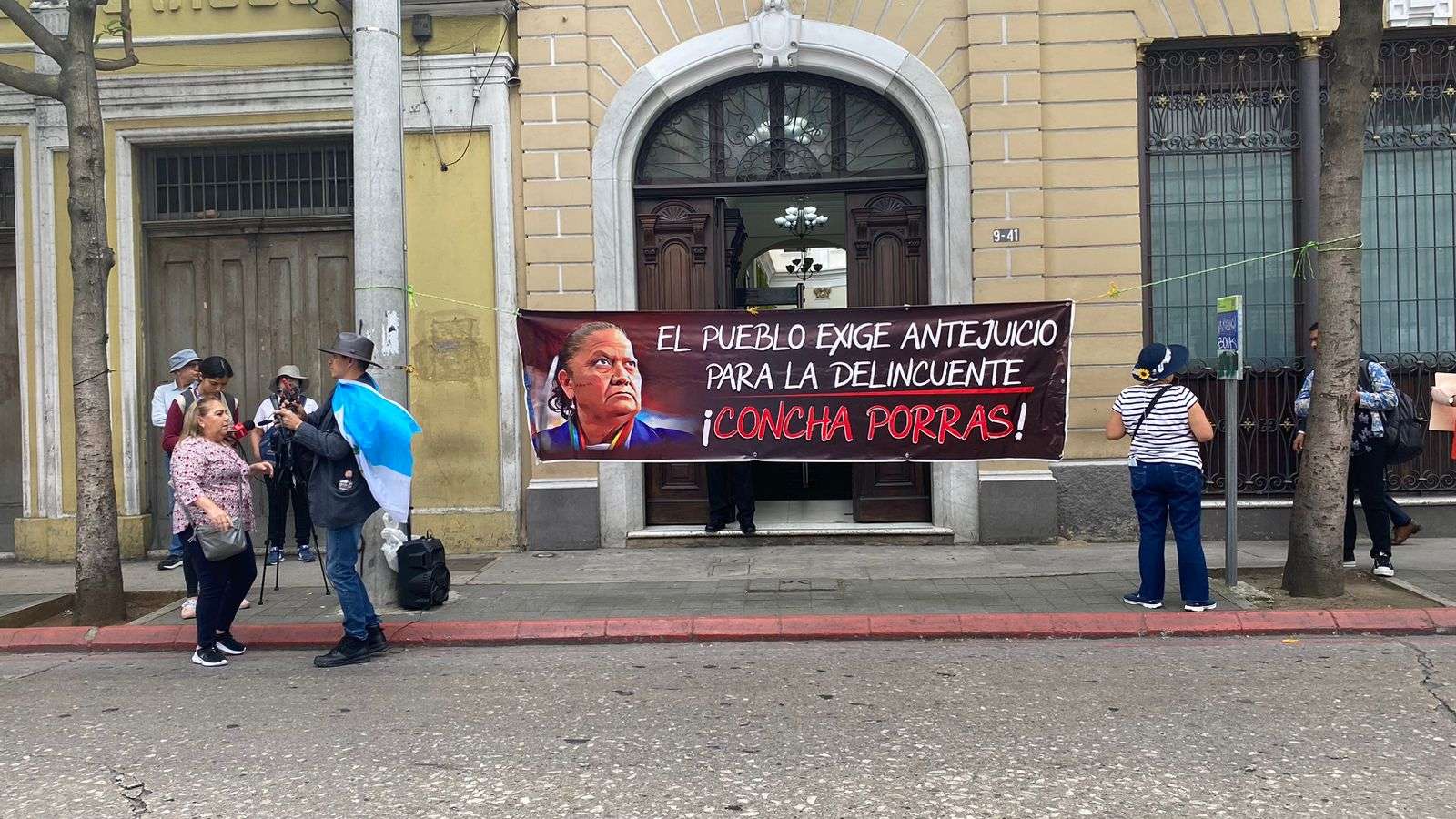 Manifestantes exigen antejuicio contra Consuelo Porras