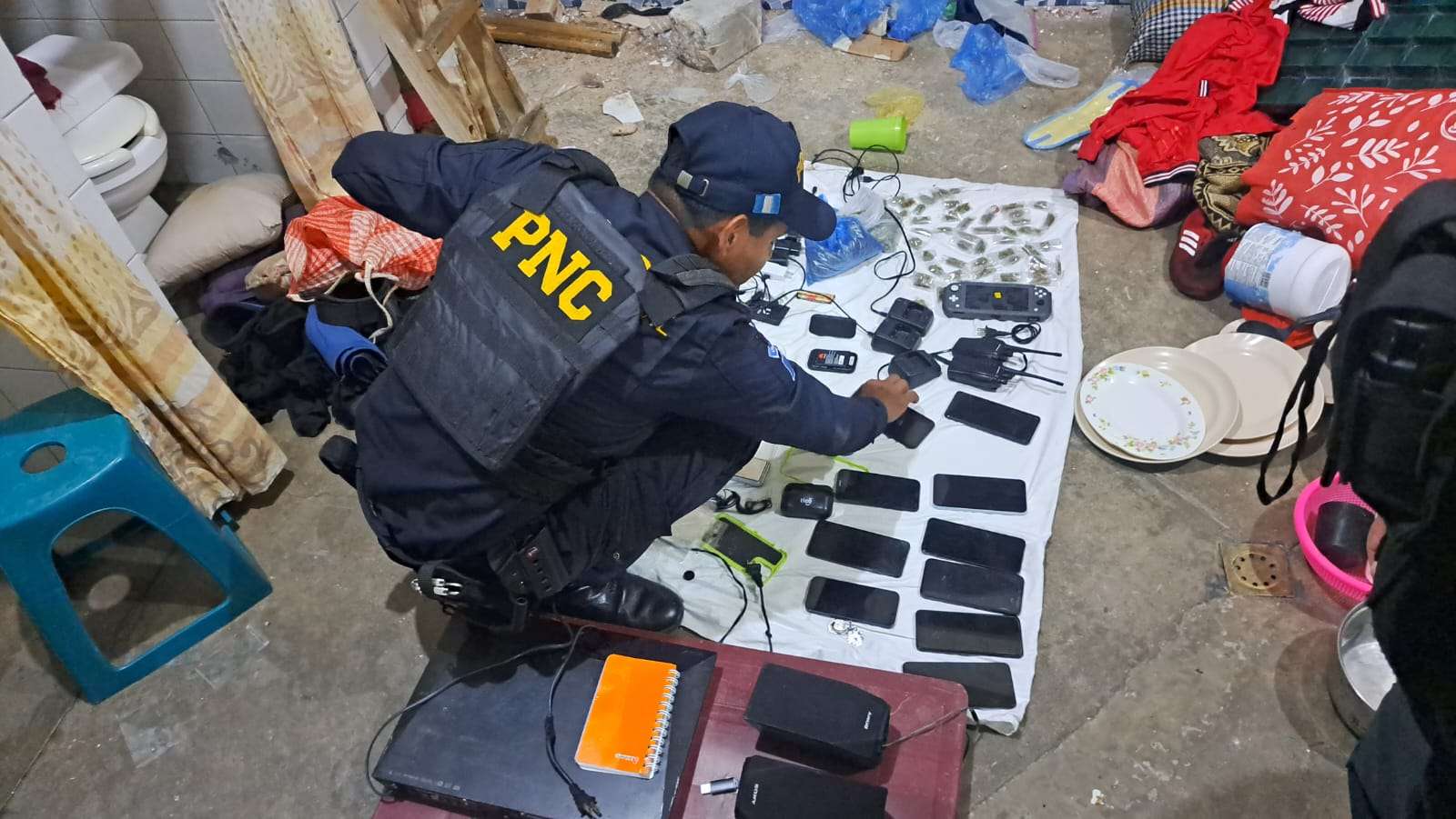 Incautan celulares y droga durante operativo en centro preventivo de Chimaltenango