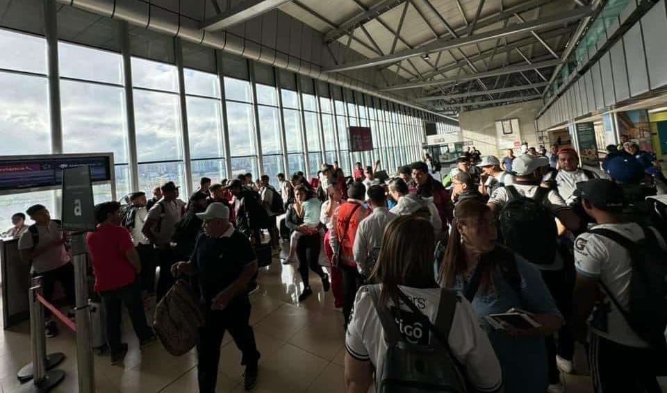 EN VIDEO | Esto ocurrió entre jugadores Rojos de Municipal y aficionados cremas en el aeropuerto