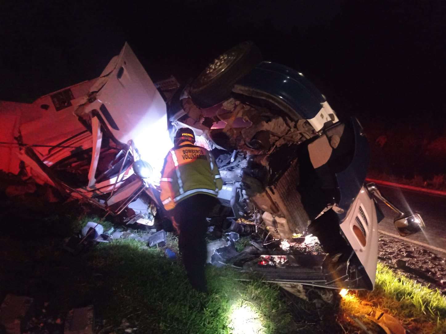 ÚLTIMA HORA | Tráiler cargado de abarrotes cae a hondonada en la Ruta Interamericana