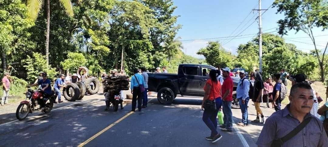 Manifestantes bloquean la ruta CA-2 en Guanagazapa exigiendo avance del Anillo Regional