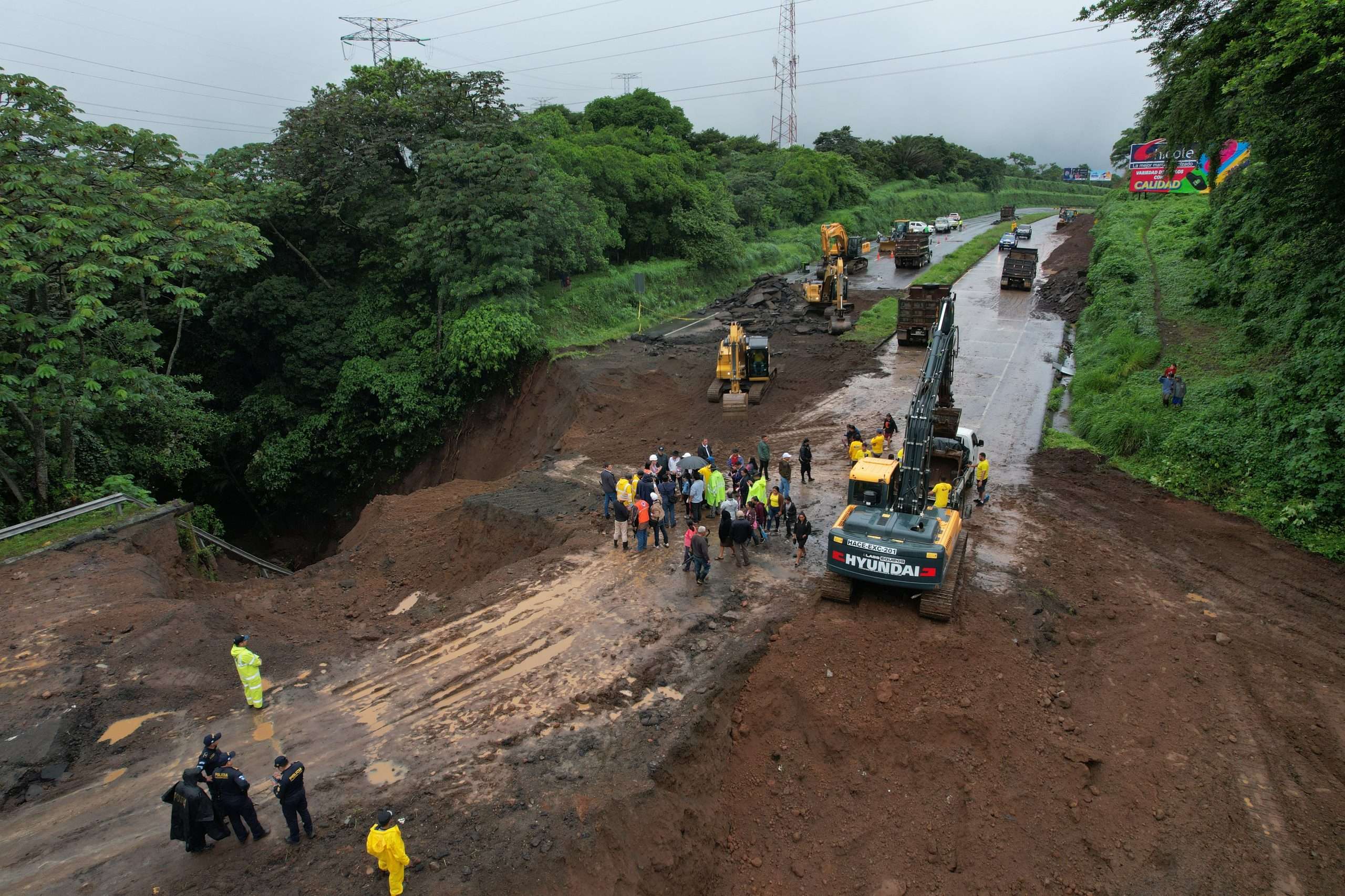 Carlos Asturias: 'Vienen obras complementarias que se harán para habilitar los carriles faltantes en Palín en un plazo de 30 a 50 días.'