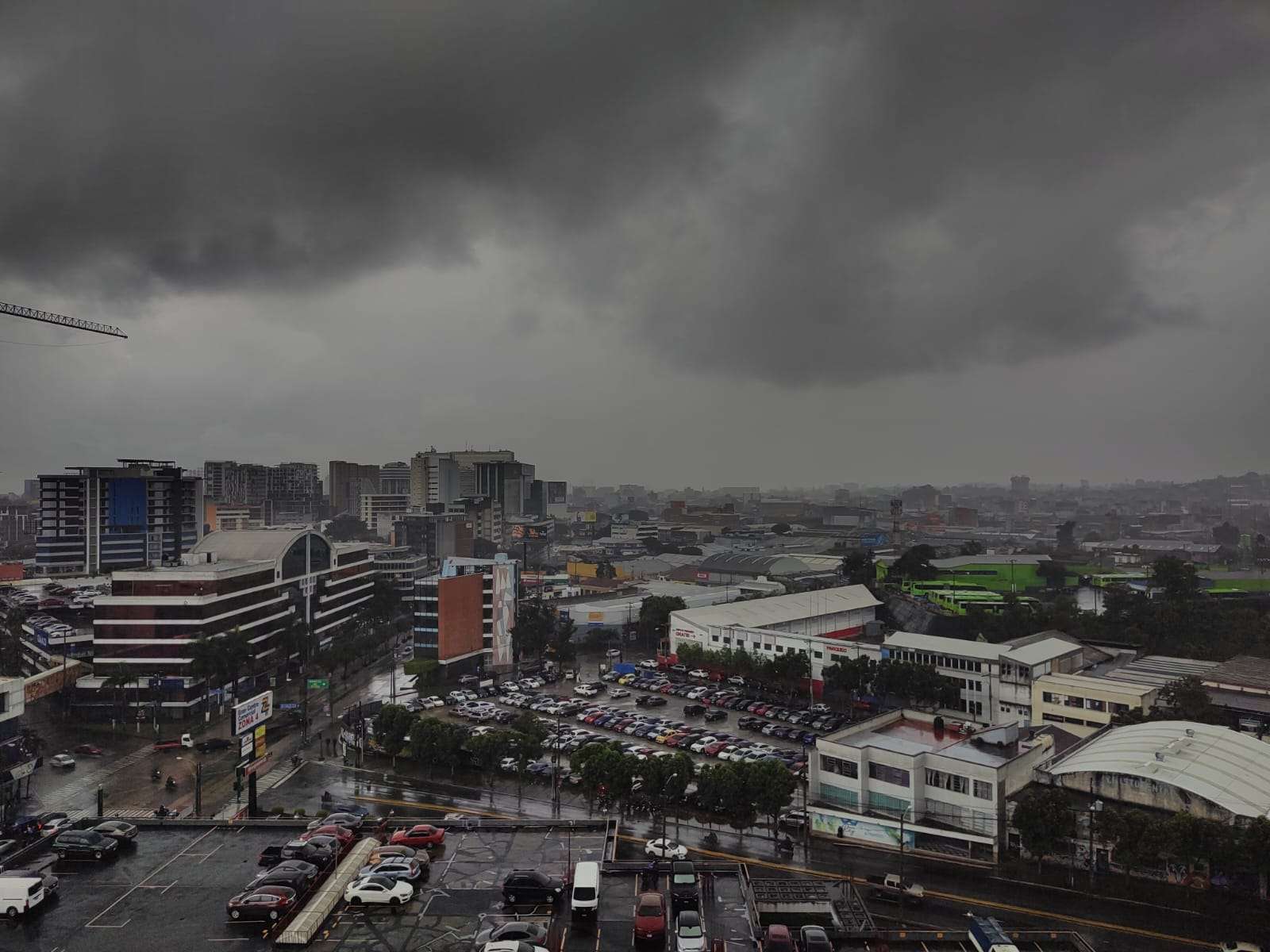 Lluvia afecta movilidad en la ciudad