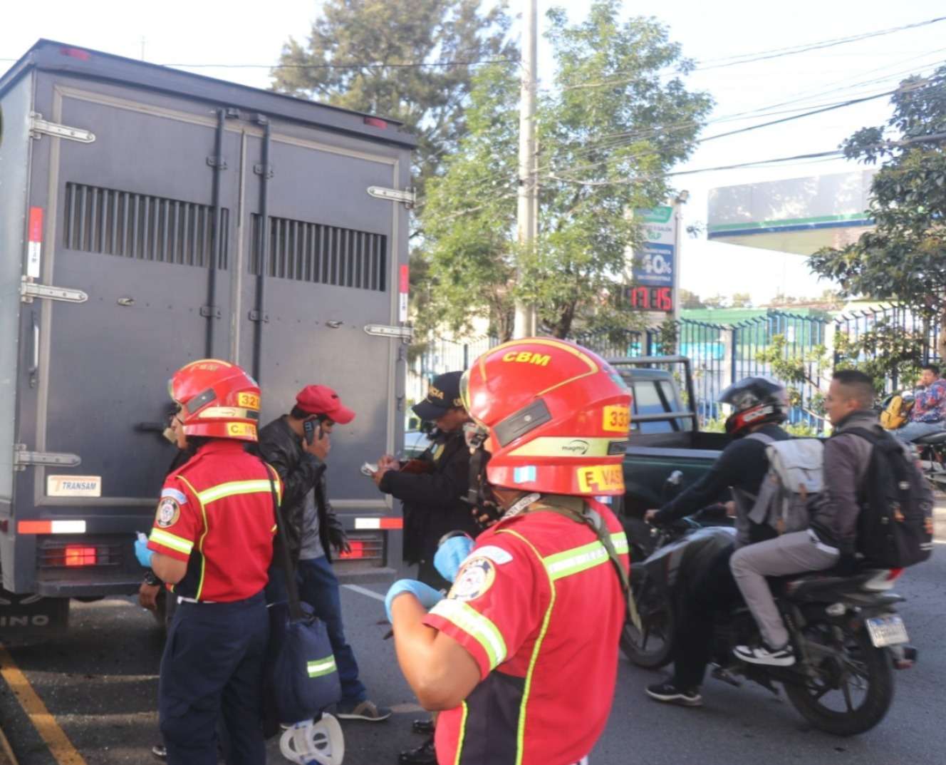 Camión del Sistema Penitenciario sufre accidente en Calzada San Juan, zona 7