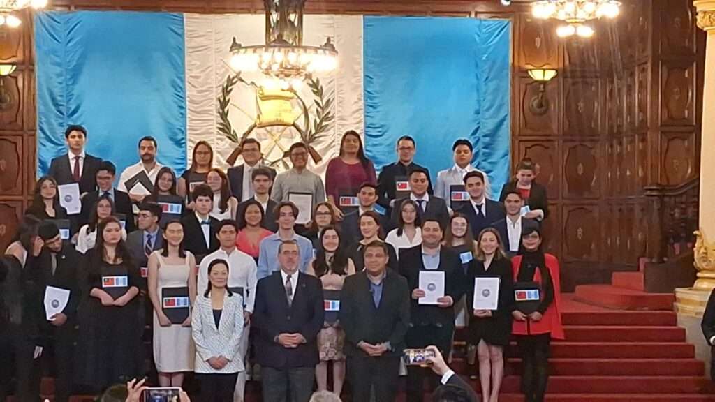Guatemala entrega 39 becas a jóvenes que viajarán a Taiwán