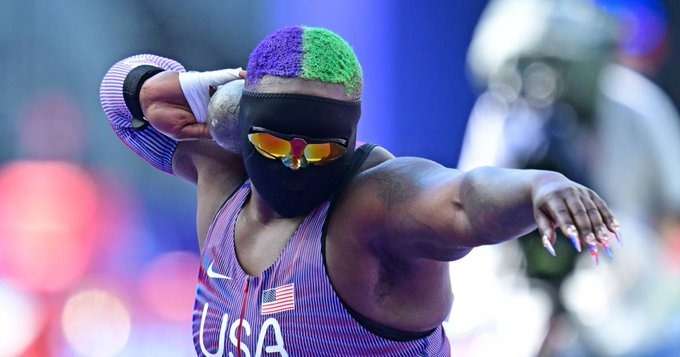 Atleta Raven Saunders sorprende con su particular atuendo en los Juegos Olímpicos de París 2024