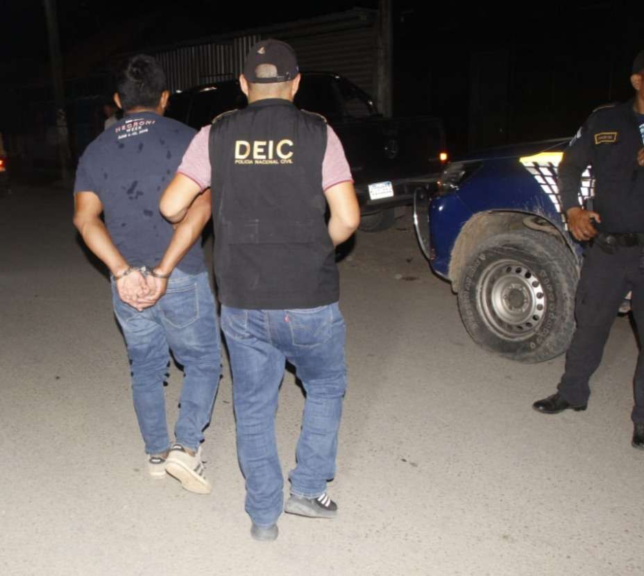 Operativos coordinados detienen a distribuidores de drogas en Petén y Retalhuleu