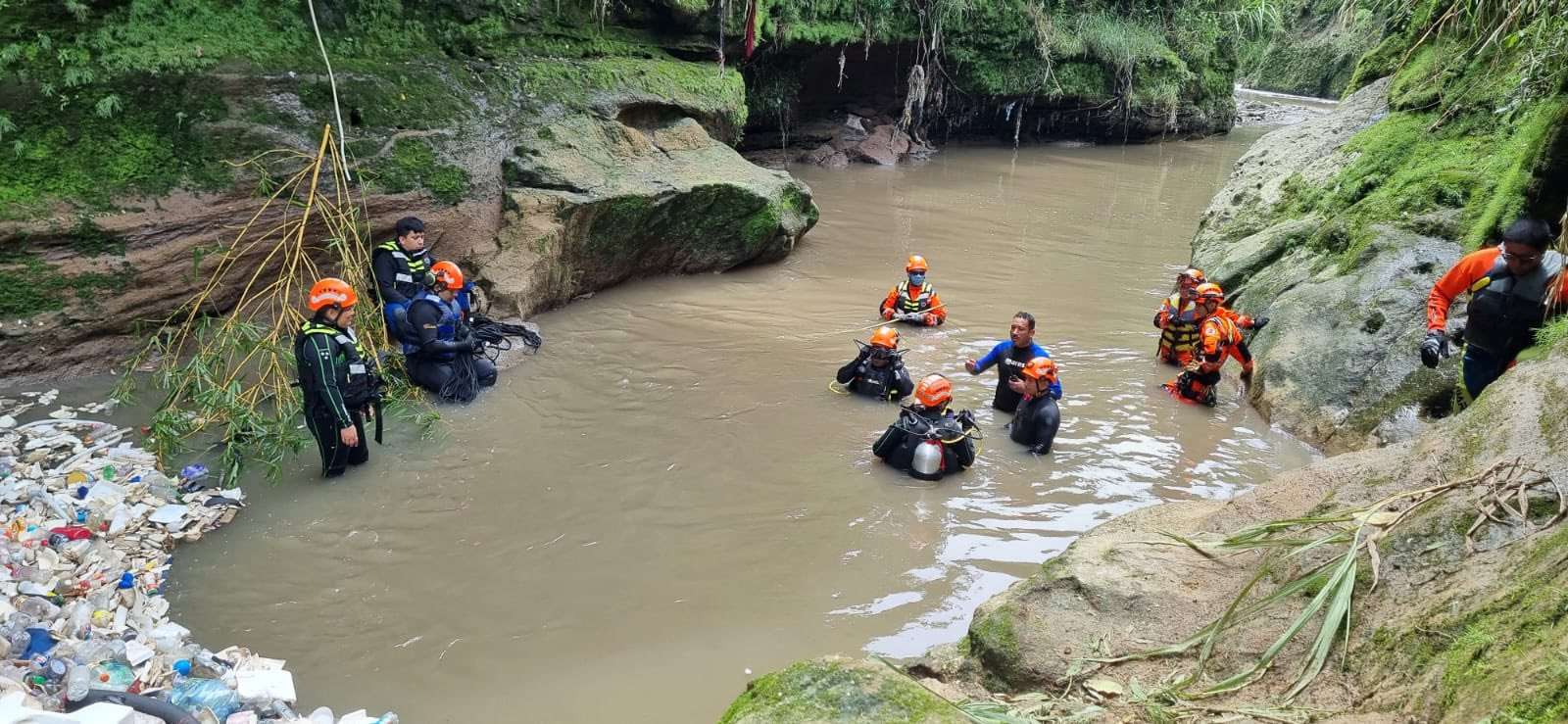 Hombres Rana retoman búsqueda del menor en el río Las Vacas
