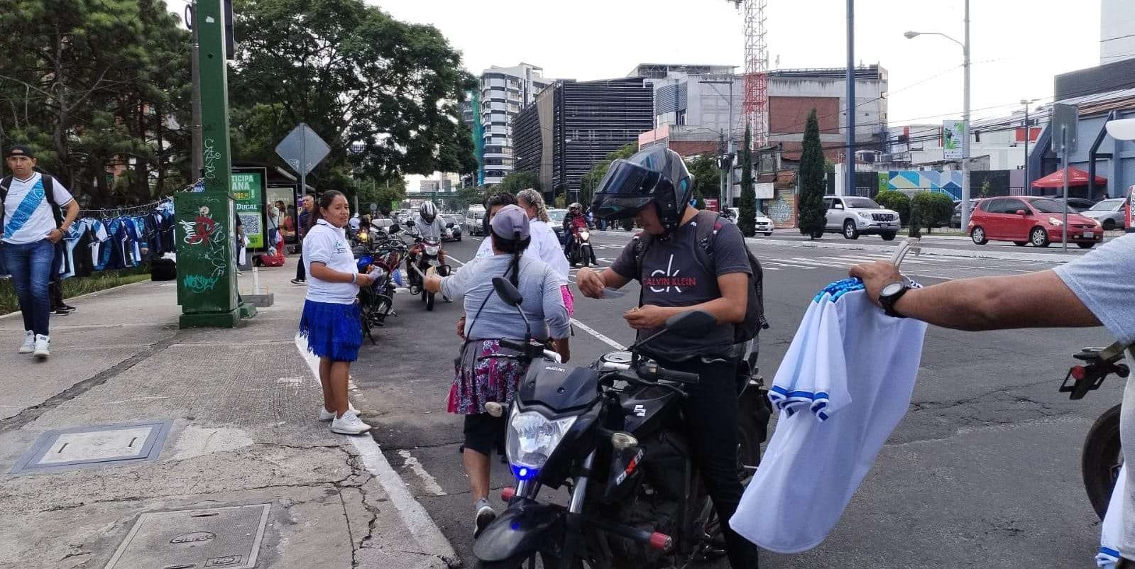 #GuateXLaRed: Así está el ambiente en las afueras del Doroteo Guamuch