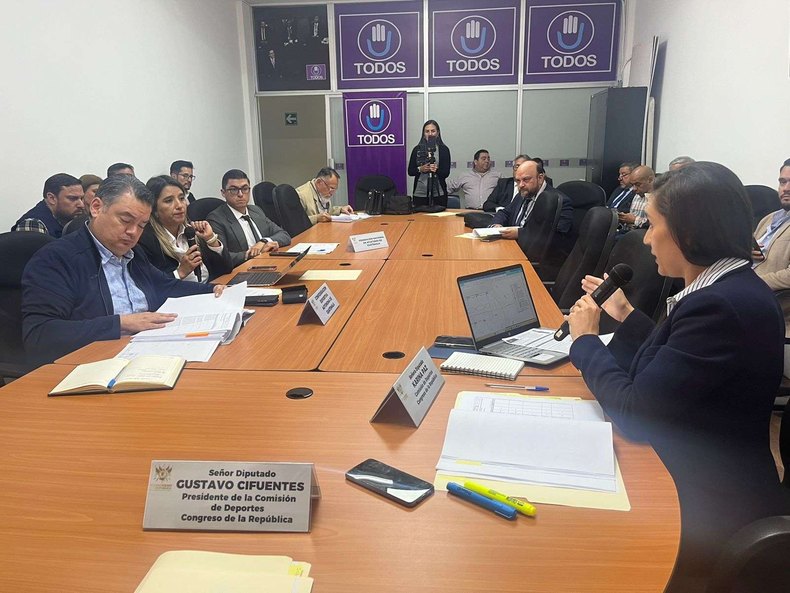 Ingeniero pide a CDAG que recapacite sobre gramilla que quiere poner en el Doroteo Guamuch