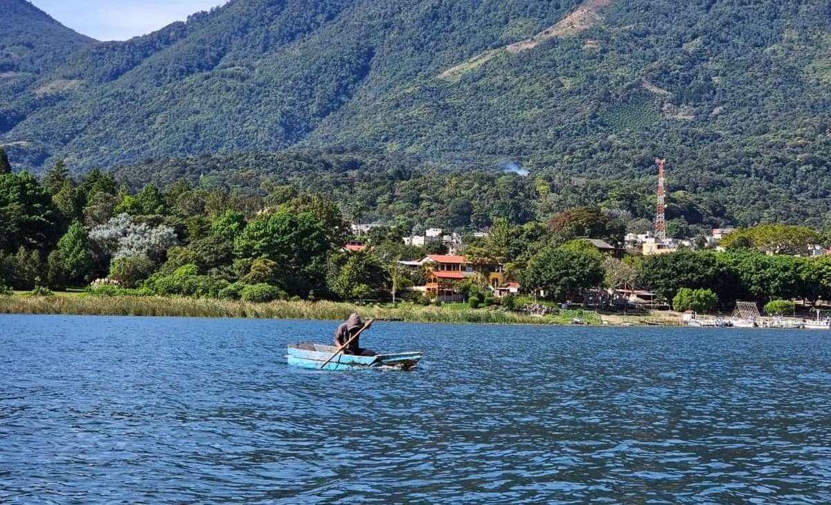 Regulan implementos de pesca en lago de Atitlán para proteger el ecosistema acuático