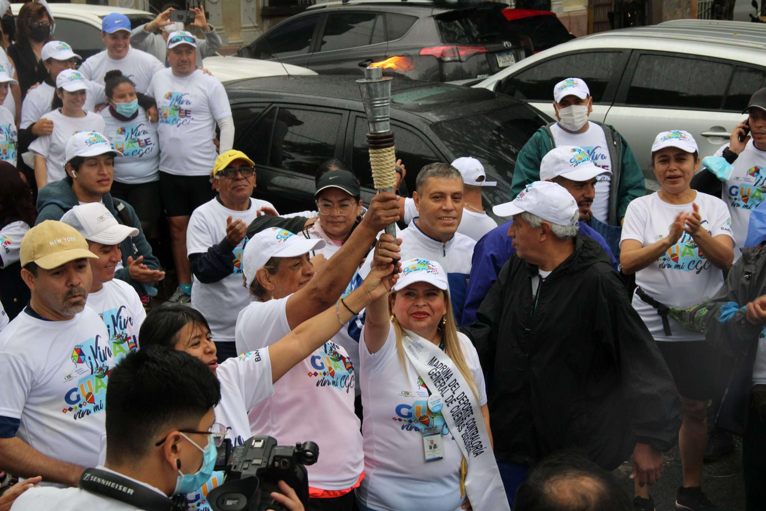Instituciones se unen al encendido del fuego patrio en El Obelisco