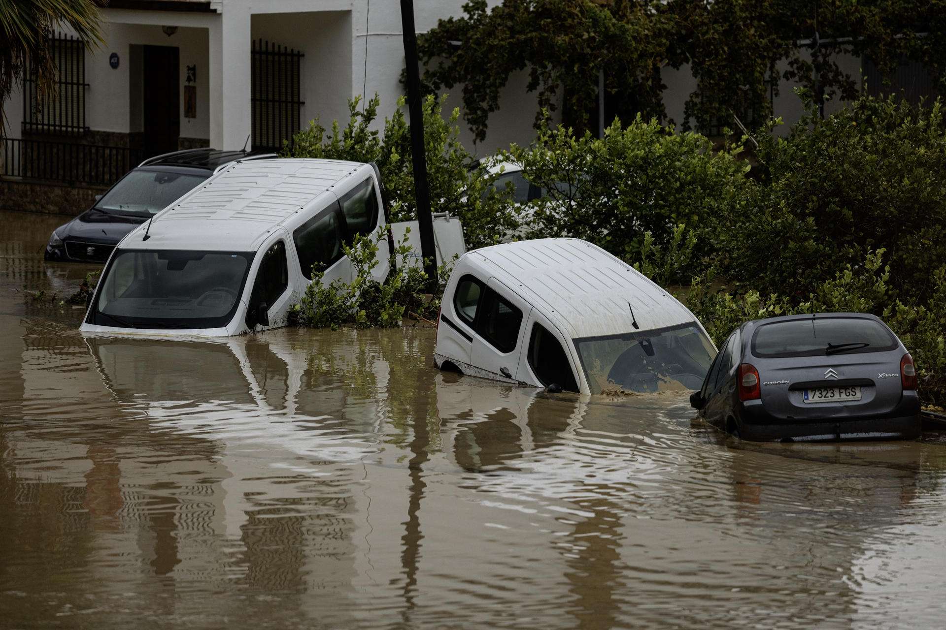 Tres desaparecidos y cierre de puertos por temporal en España