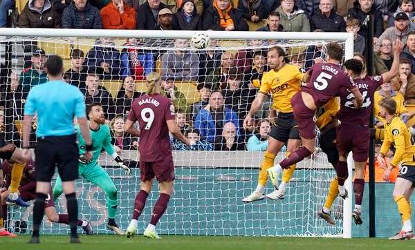 Stones fulmina la resistencia de los Wolves y firma la victoria del Manchester