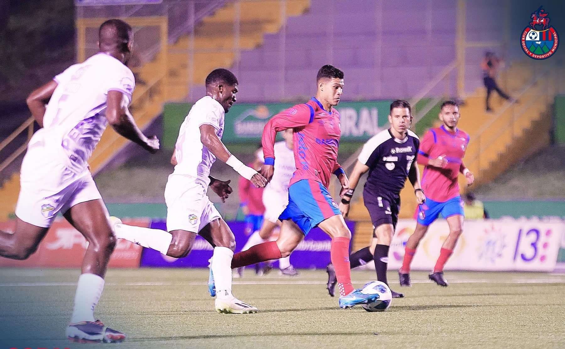 Órgano Disciplinario multa a Comunicaciones por lanzamiento de objetos en el clásico