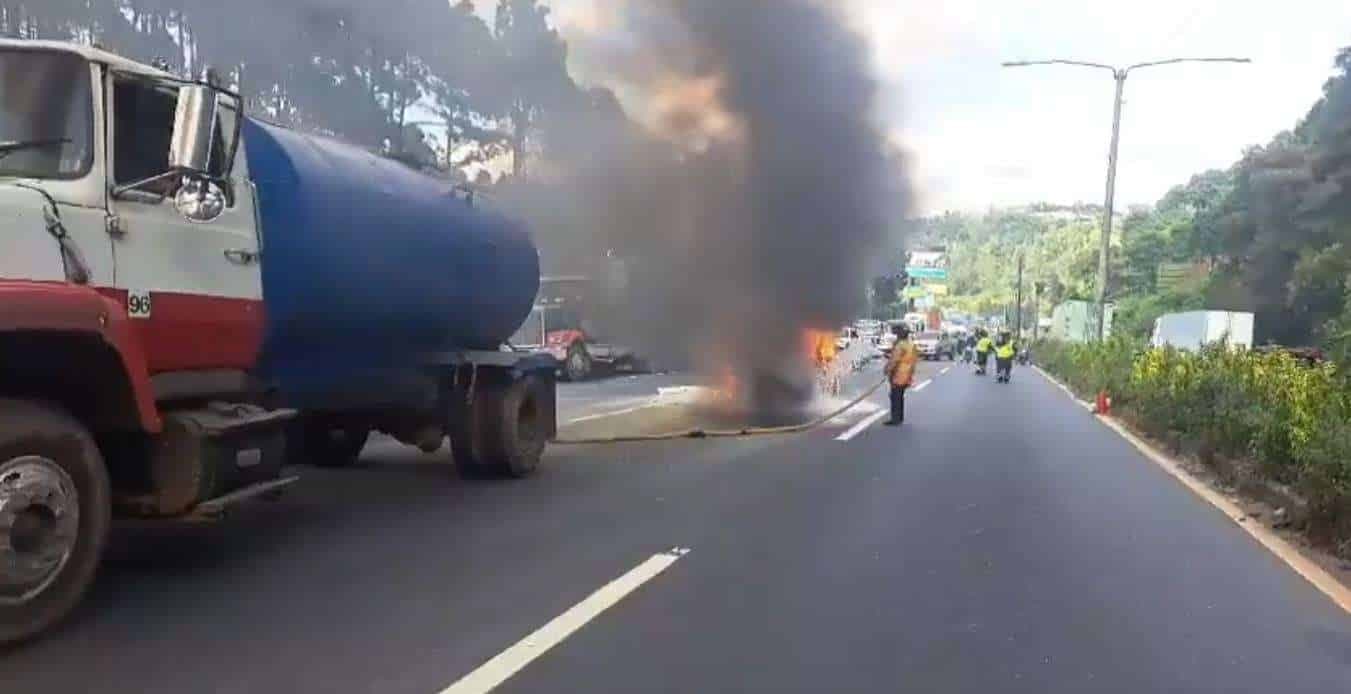 ÚLTIMA HORA | Bomberos apagan vehículo incendiado en kilómetro 14.5 de ruta al Pacífico