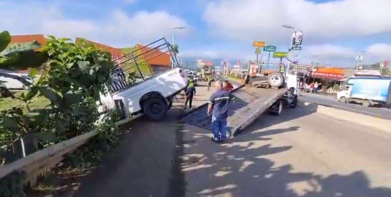 Picop obstruye carril en El Tejar, se reportan daños materiales