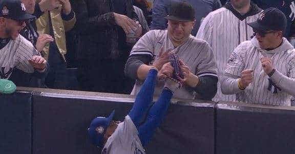 EN VIDEO | Fanáticos le arrancan la bola a Mookie y hay out por interferencia