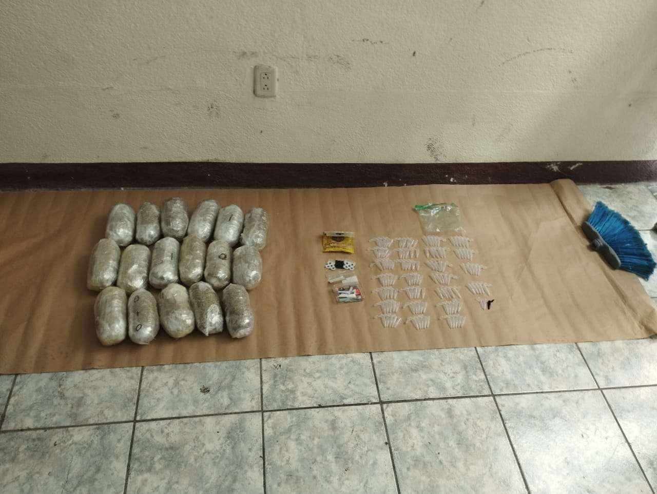 Decomisan droga oculta en camioneta tras operativo en zona residencial de Sacatepéquez