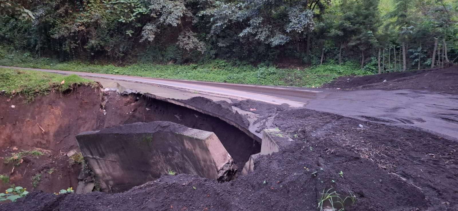 Lluvia y terreno inestable causan socavón en kilómetro 97 de carretera Parramos a Yepocapa