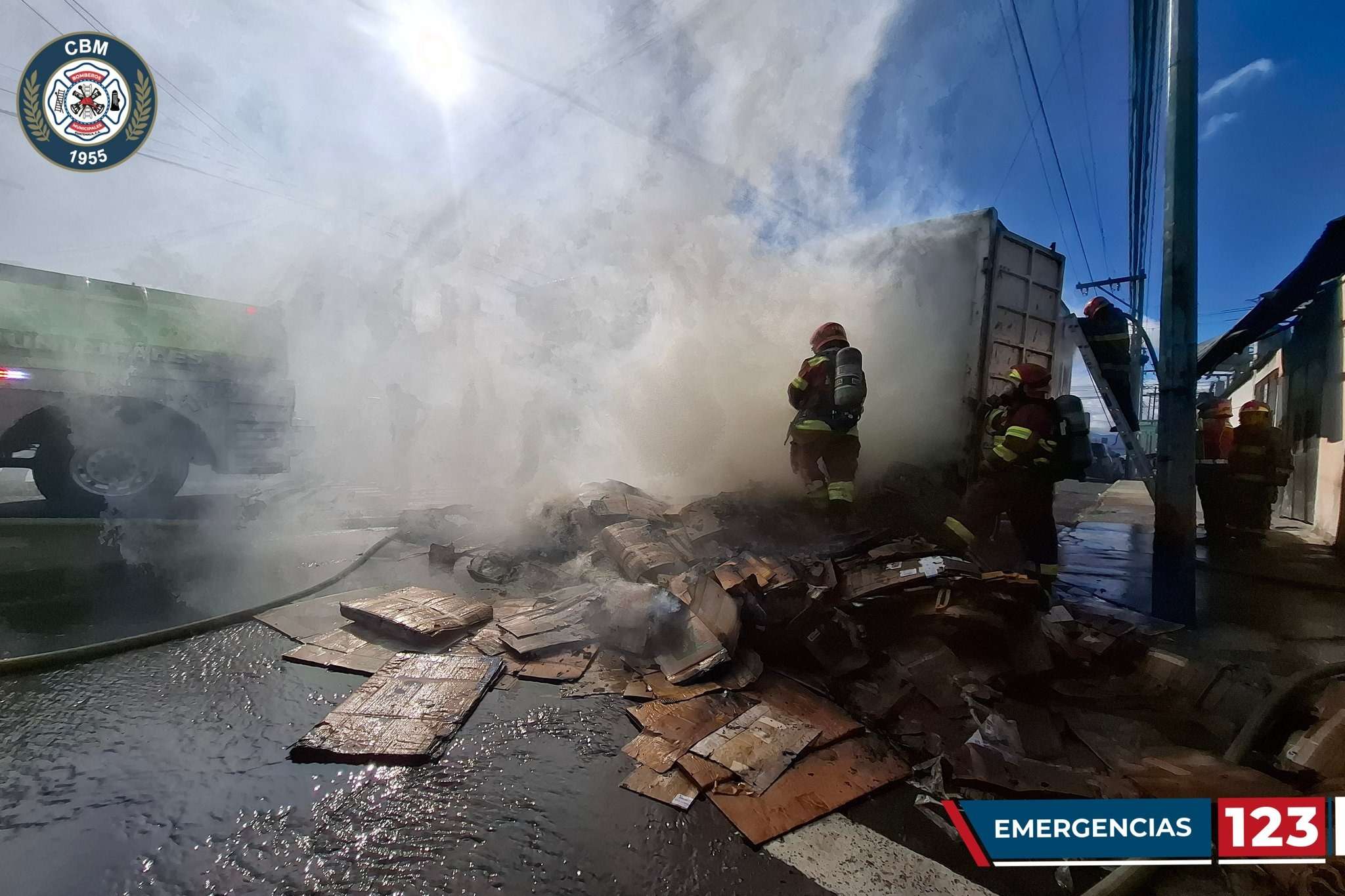 Se incendia camión que transportaba cartón en colonia La Reformita