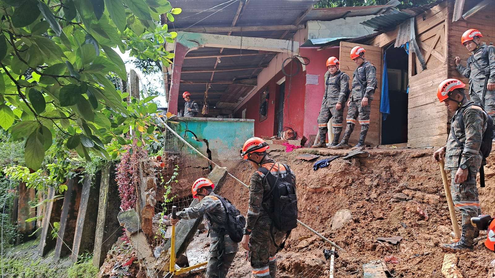 CONRED realiza evaluación tras derrumbe en Puerto Barrios, Izabal