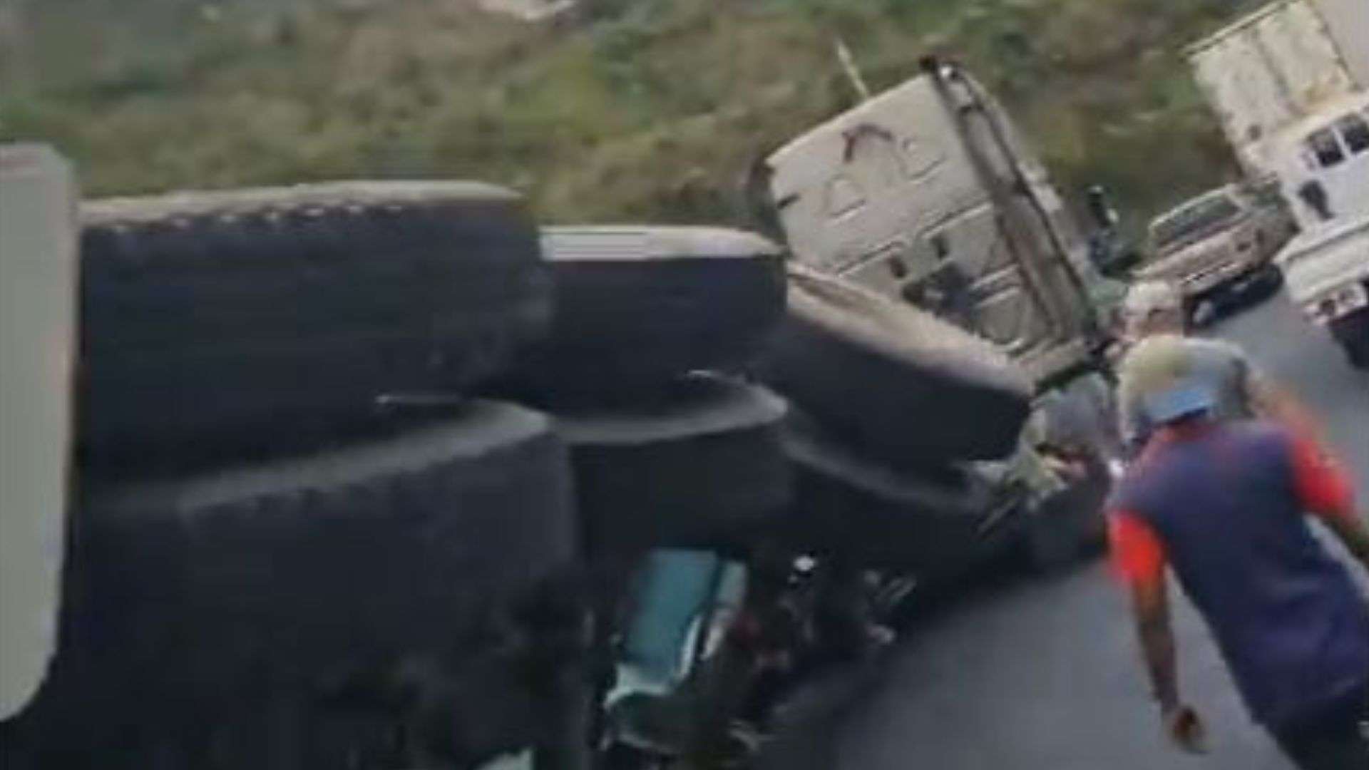 ÚLTIMA HORA | Tráiler volcado complica tránsito en kilómetro 23.5 de Villa Nueva