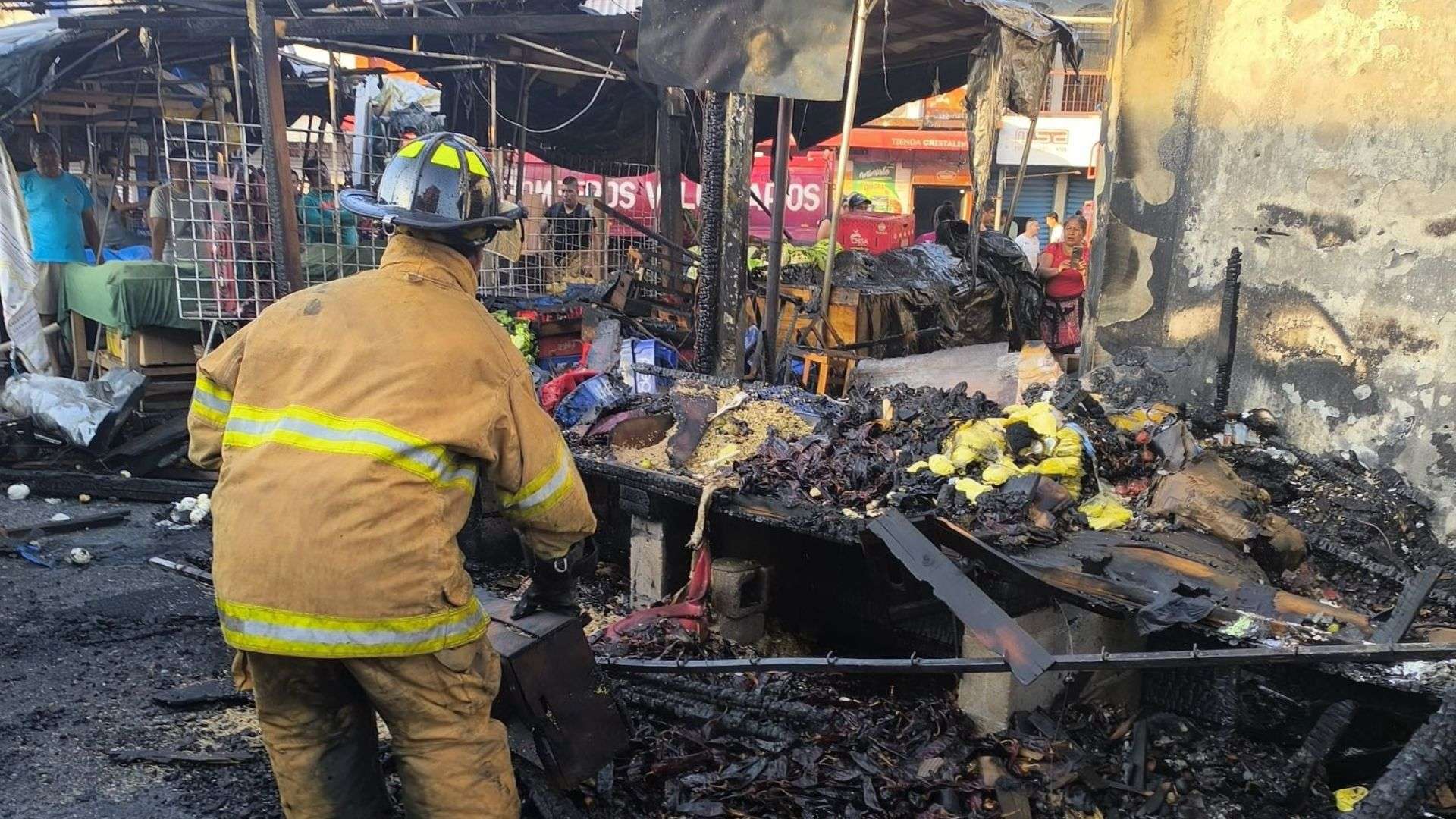 Incendio en mercado de Morales deja tres locales en cenizas